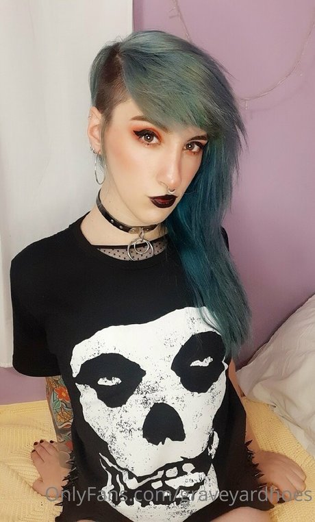 Naakte gelekte OnlyFans-foto van Graveyardhoes
