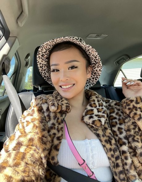 Naakte gelekte OnlyFans-foto van Kaliauniverse
