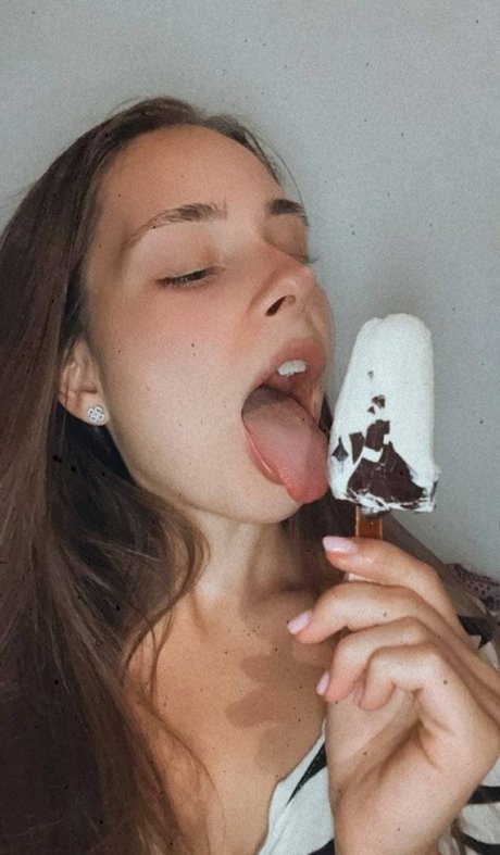 Naakte gelekte OnlyFans-foto van Nina Liin