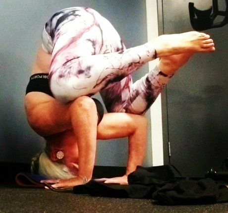 Nakedyoganakedyoga