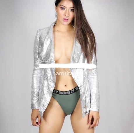 Naakte gelekte OnlyFans-foto van Namrata Malla