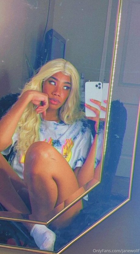 Naakte gelekte OnlyFans-foto van Womanflo