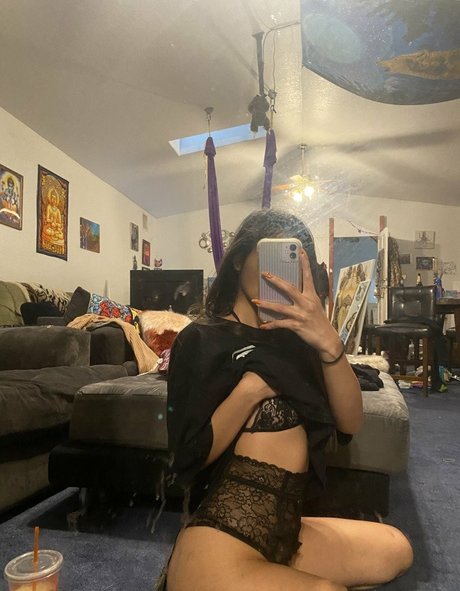 Naakte gelekte OnlyFans-foto van Lil Asian Princess