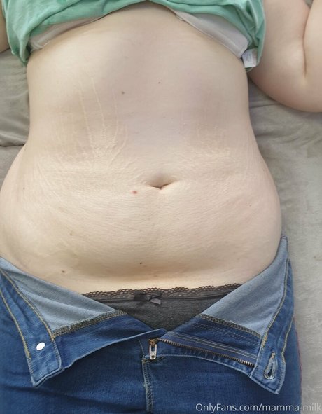 Naakte gelekte OnlyFans-foto van Mammamilk