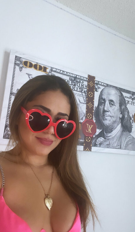 Naakte gelekte OnlyFans-foto van Playgirlcarli18