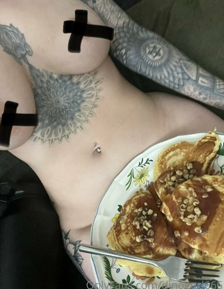 Naakte gelekte OnlyFans-foto van Dinogurl666