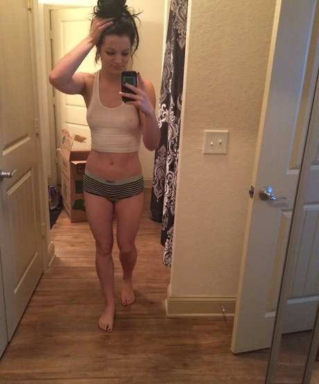 Naakte gelekte OnlyFans-foto van Saraya