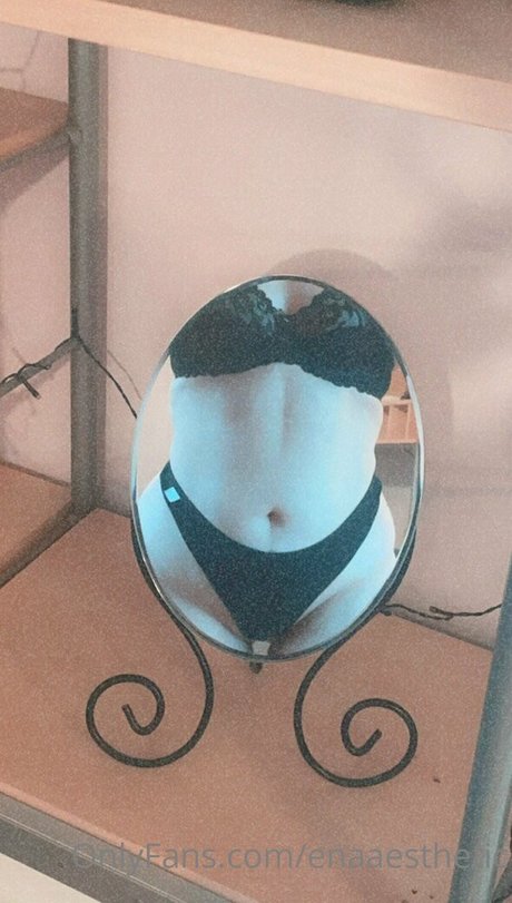 Naakte gelekte OnlyFans-foto van Enaaesthetic