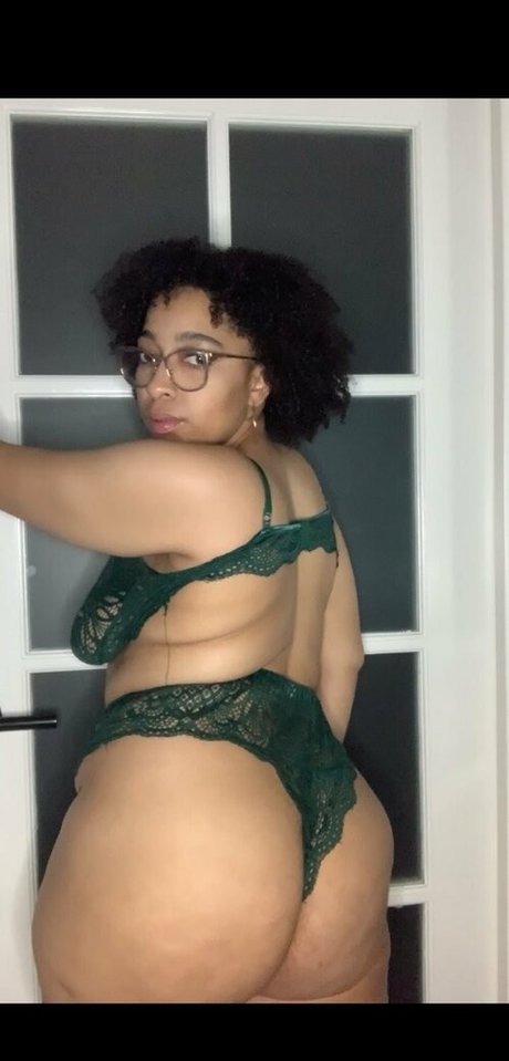Naakte gelekte OnlyFans-foto van Frenchkiss