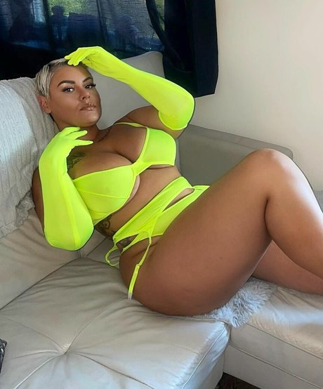 Naakte gelekte OnlyFans-foto van Peaches