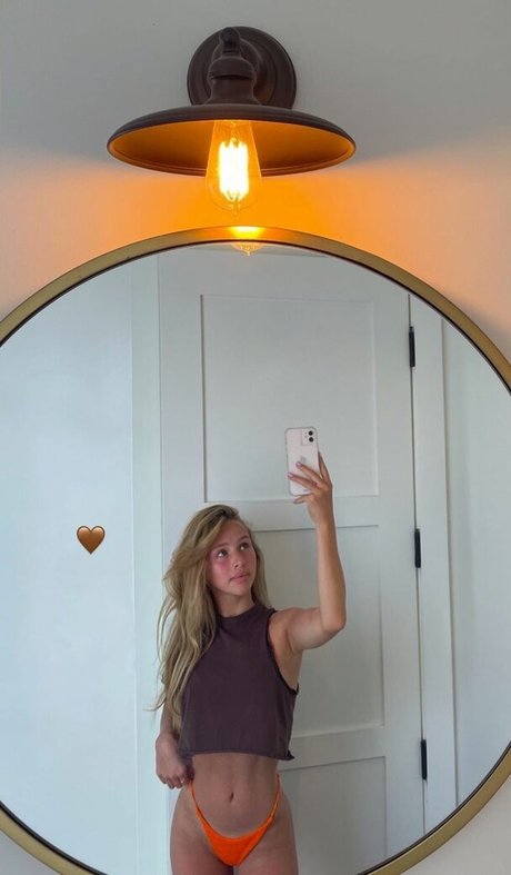 Naakte gelekte OnlyFans-foto van Ella Horan
