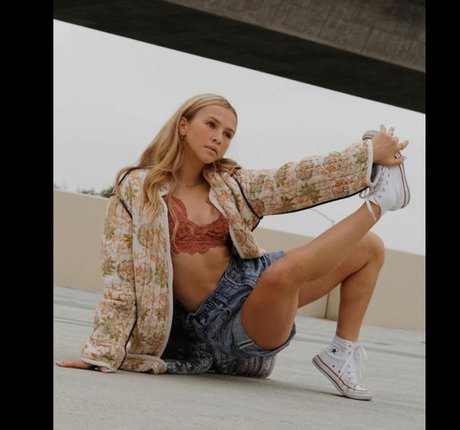 Naakte gelekte OnlyFans-foto van Ella Horan