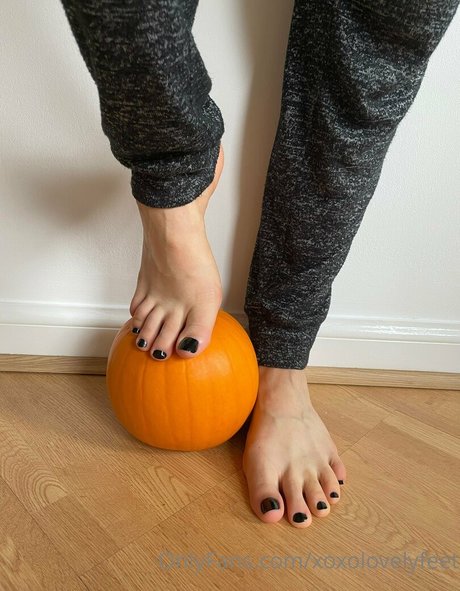 Naakte gelekte OnlyFans-foto van Xoxolovelyfeet