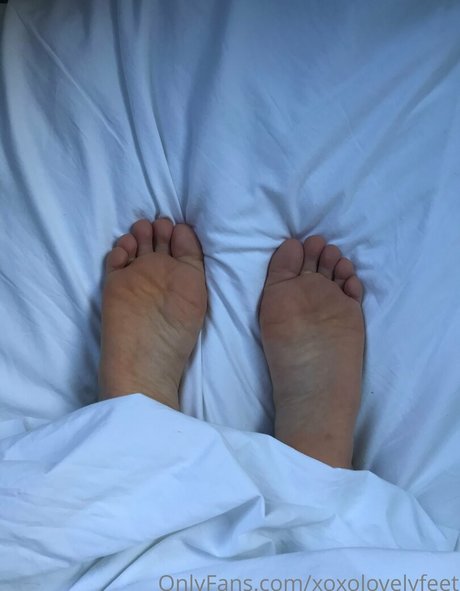 Naakte gelekte OnlyFans-foto van Xoxolovelyfeet