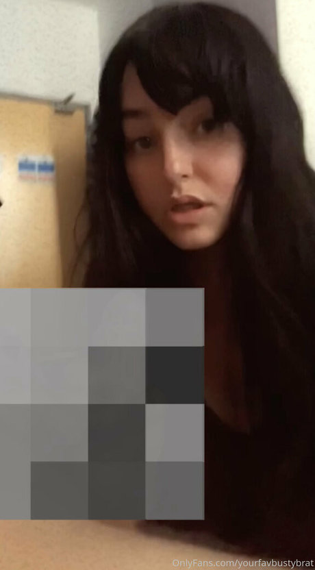 Naakte gelekte OnlyFans-foto van Yourfavbustybrat