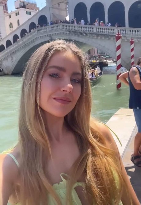 Naakte gelekte OnlyFans-foto van April Rose Pengilly