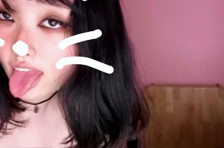 Naakte gelekte OnlyFans-foto van Tinybooobs