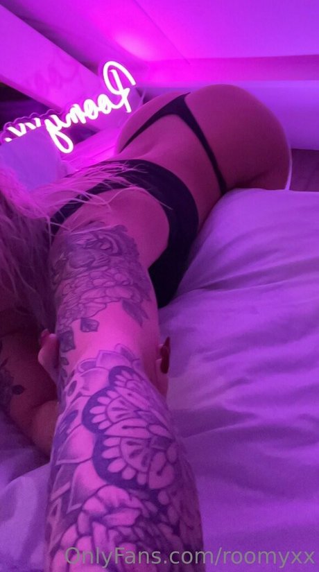 Naakte gelekte OnlyFans-foto van Roomyxx