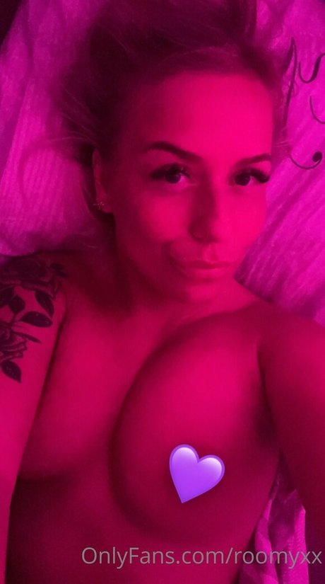 Naakte gelekte OnlyFans-foto van Roomyxx