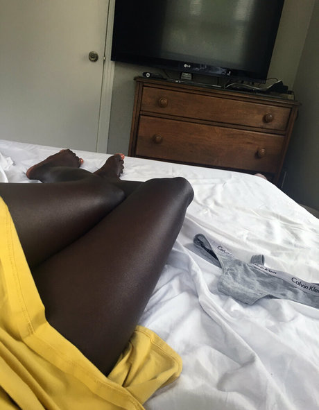 Naakte gelekte OnlyFans-foto van Naughtyswirlfree