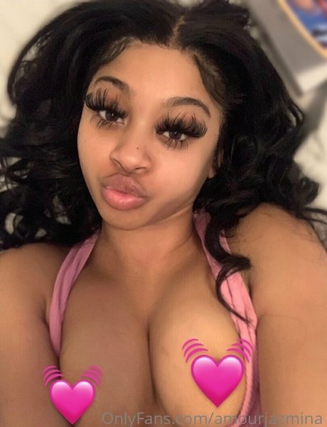 Naakte gelekte OnlyFans-foto van Amourjazmina
