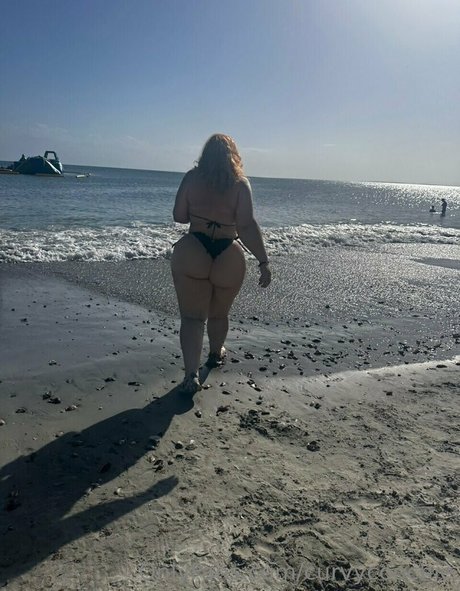 Naakte gelekte OnlyFans-foto van Curvycoochie