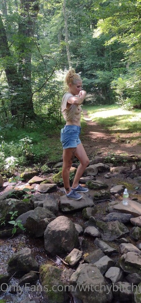 Naakte gelekte OnlyFans-foto van Witchybitchy94