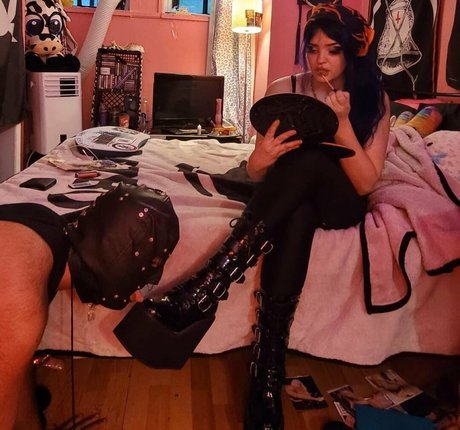 Naakte gelekte OnlyFans-foto van Leatherhoe666