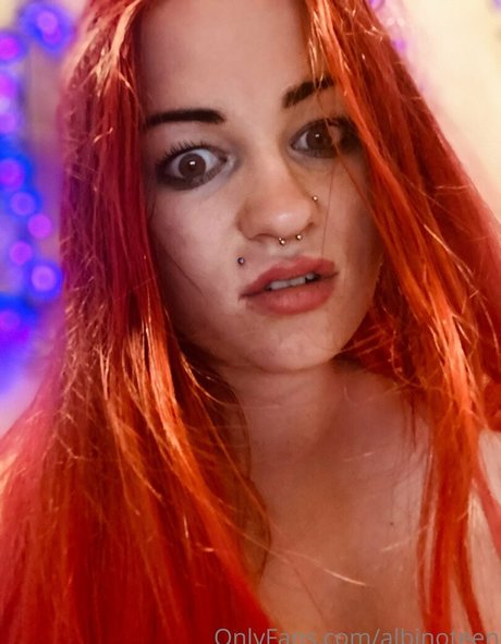 Naakte gelekte OnlyFans-foto van Albinoteen