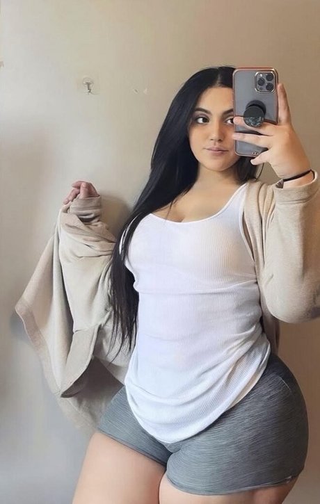 Naakte gelekte OnlyFans-foto van Arozee