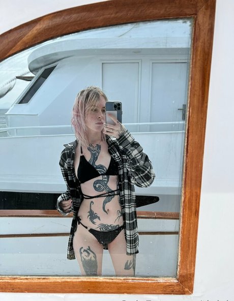 Naakte gelekte OnlyFans-foto van Tinich