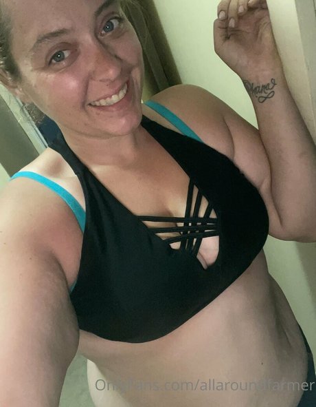 Naakte gelekte OnlyFans-foto van Allaroundfarmer
