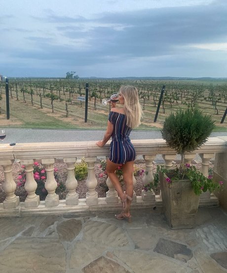 Naakte gelekte OnlyFans-foto van Avery Trail