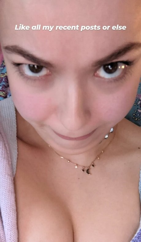 Naakte gelekte OnlyFans-foto van Shaperka