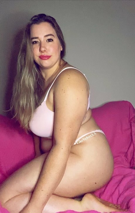 Naakte gelekte OnlyFans-foto van Redvelvetxx