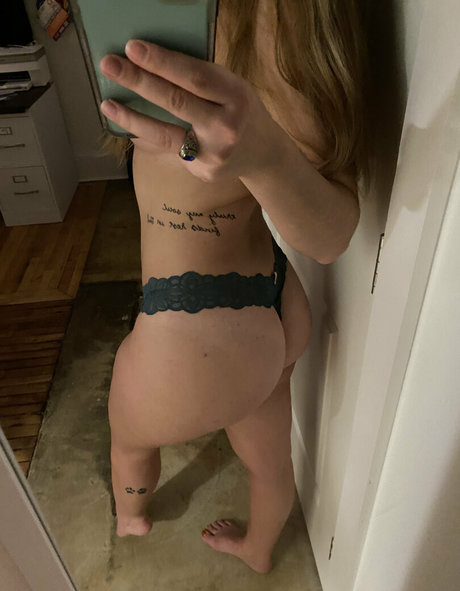 Naakte gelekte OnlyFans-foto van Lingerielifts
