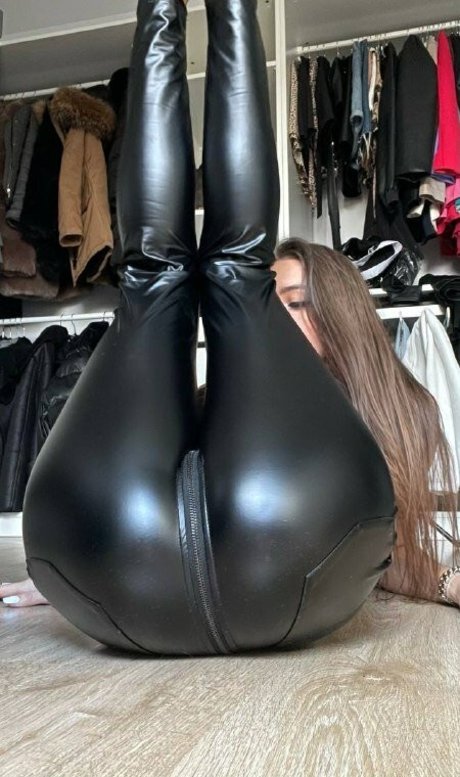 Naakte gelekte OnlyFans-foto van Anitaflexi