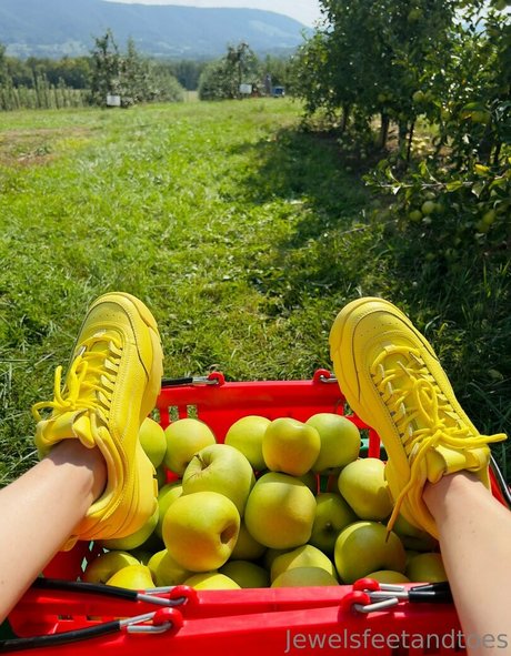 Naakte gelekte OnlyFans-foto van Jewelsfeetandtoes
