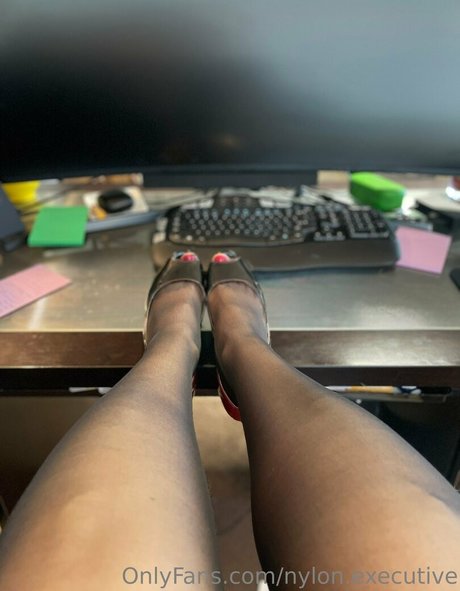 Naakte gelekte OnlyFans-foto van Nylonexecutive