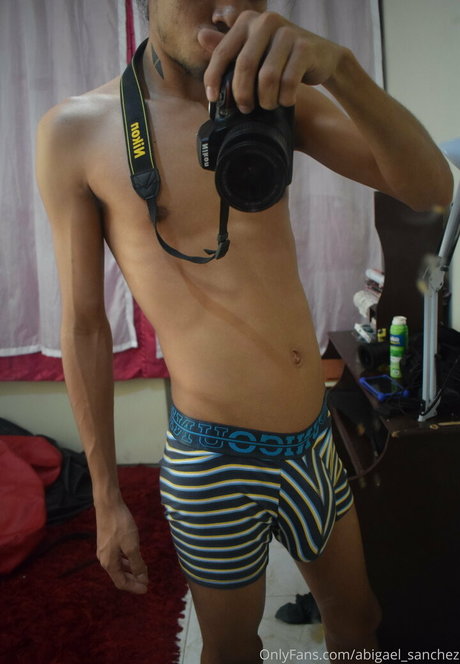 Naakte gelekte OnlyFans-foto van Abigaelsanchez