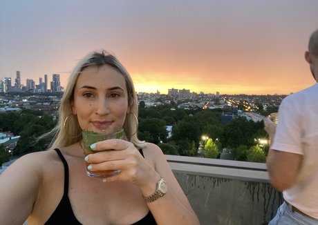 Naakte gelekte OnlyFans-foto van Seshemetka