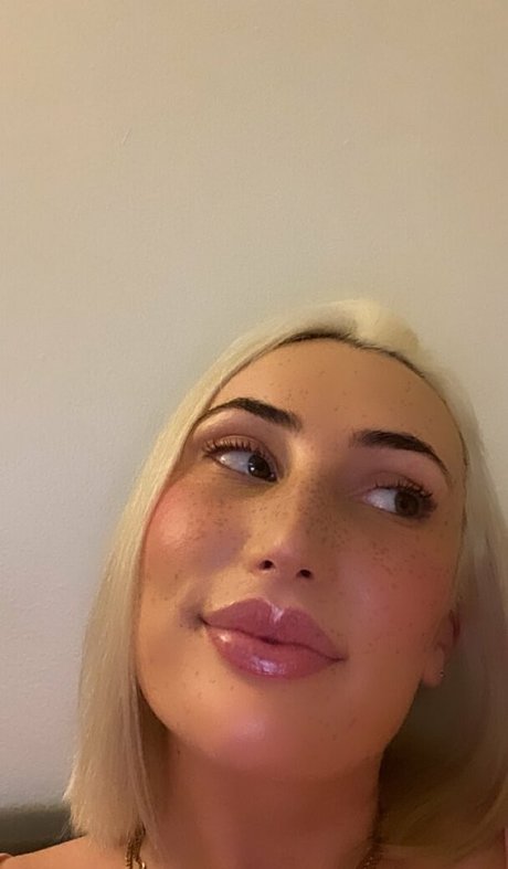 Naakte gelekte OnlyFans-foto van Seshemetka