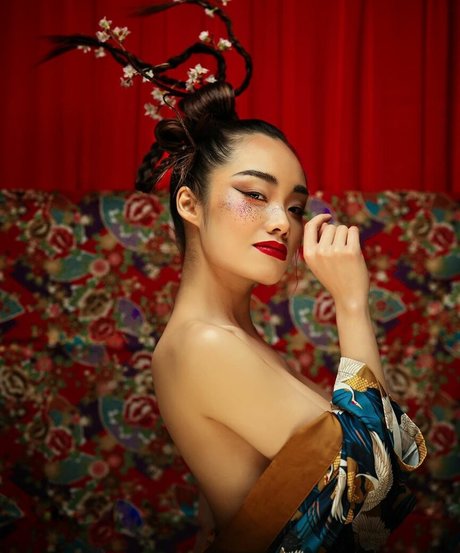 Naakte gelekte OnlyFans-foto van Queenie Lam