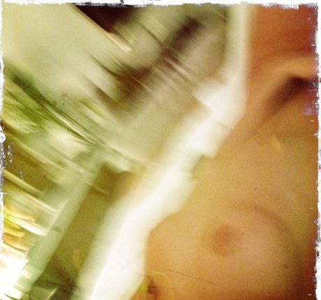 Naakte gelekte OnlyFans-foto van Erin Heatherton
