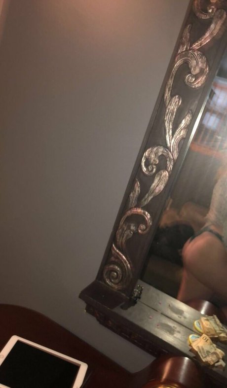 Naakte gelekte OnlyFans-foto van Lolabotomy