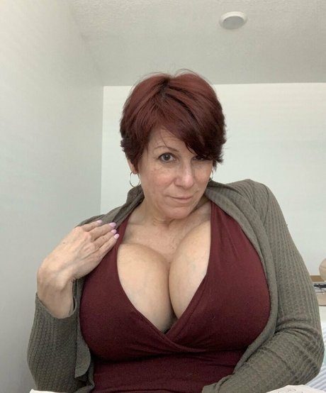 Naakte gelekte OnlyFans-foto van Luna Mons