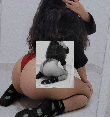 Naakte gelekte OnlyFans-foto van Natasha Hyungwon