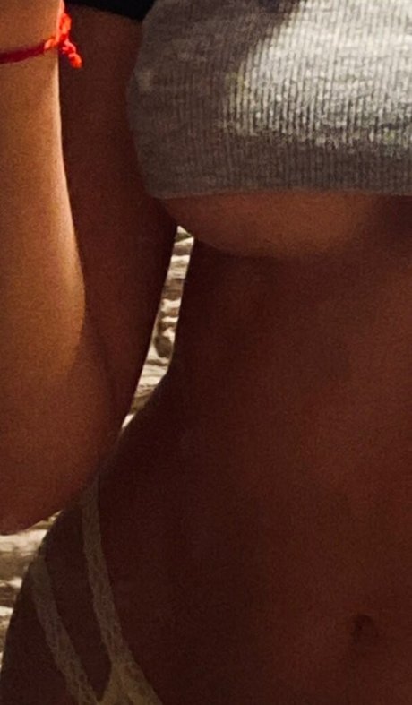 Naakte gelekte OnlyFans-foto van Alisha Malinova