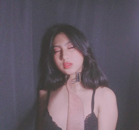 Naakte gelekte OnlyFans-foto van Michaela Trinos