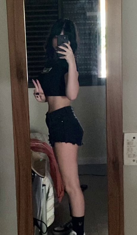 Naakte gelekte OnlyFans-foto van Konneko